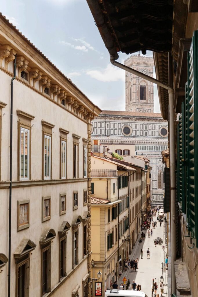 R15: appartamento a Firenze, interni contemporanei con influenze pop