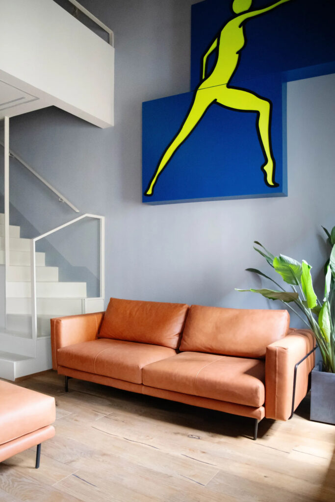 R15: appartamento a Firenze, interni contemporanei con influenze pop