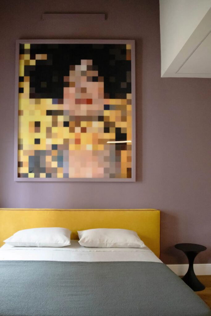 R15: appartamento a Firenze, interni contemporanei con influenze pop