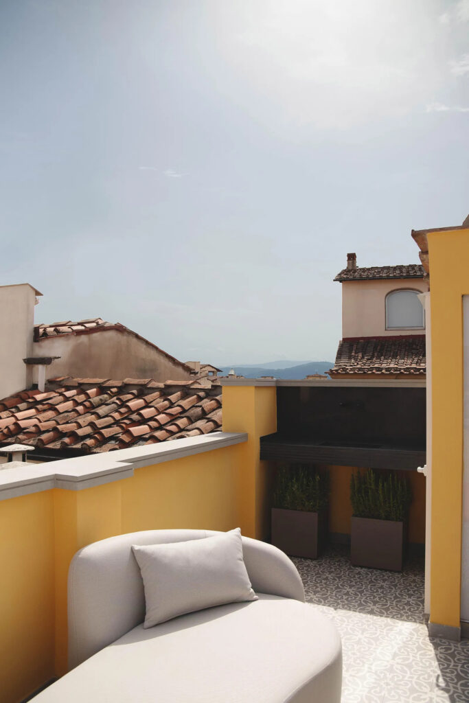 R15: appartamento a Firenze, interni contemporanei con influenze pop