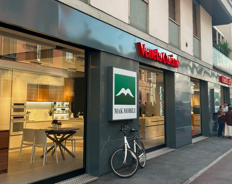 Esterno dello showroom Mak Mobili a Firenze